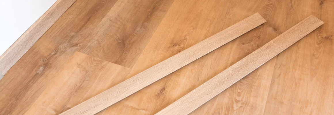 Sockelleisten auf hellem Holzboden